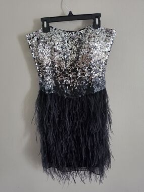 Tony Bowls Sequin & Feather Cocktail Dress – Size 6 ✨